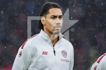 2023-01-08 - Chris Smalling of AS Roma looks on during Serie A 2022/23 football match between AC Milan and AS Roma at San Siro Stadium, Milan, Italy on January 08, 2023 - AC MILAN VS AS ROMA - ITALIAN SERIE A - SOCCER