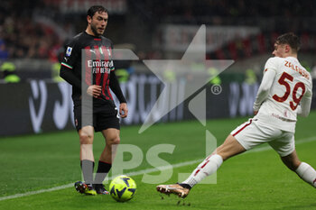 2023-01-08 - Davide Calabria of AC Milan in action during Serie A 2022/23 football match between AC Milan and AS Roma at San Siro Stadium, Milan, Italy on January 08, 2023 - AC MILAN VS AS ROMA - ITALIAN SERIE A - SOCCER