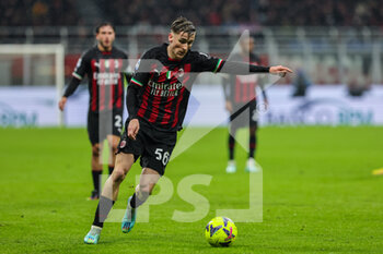 2023-01-08 - Alexis Saelemaekers of AC Milan in action during Serie A 2022/23 football match between AC Milan and AS Roma at San Siro Stadium, Milan, Italy on January 08, 2023 - AC MILAN VS AS ROMA - ITALIAN SERIE A - SOCCER