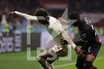 2023-01-08 - Tammy Abraham of AS Roma competes for the ball with Fikayo Tomori of AC Milan during Serie A 2022/23 football match between AC Milan and AS Roma at San Siro Stadium, Milan, Italy on January 08, 2023 - AC MILAN VS AS ROMA - ITALIAN SERIE A - SOCCER