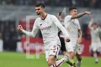2023-01-08 - Roger Ibanez of AS Roma celebrates after scoring a goal during Serie A 2022/23 football match between AC Milan and AS Roma at San Siro Stadium, Milan, Italy on January 08, 2023 - AC MILAN VS AS ROMA - ITALIAN SERIE A - SOCCER