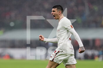 2023-01-08 - Roger Ibanez of AS Roma celebrates after scoring a goal during Serie A 2022/23 football match between AC Milan and AS Roma at San Siro Stadium, Milan, Italy on January 08, 2023 - AC MILAN VS AS ROMA - ITALIAN SERIE A - SOCCER