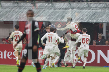 2023-01-08 - Tammy Abraham of AS Roma celebrates with his teammates after scoring a goal during Serie A 2022/23 football match between AC Milan and AS Roma at San Siro Stadium, Milan, Italy on January 08, 2023 - AC MILAN VS AS ROMA - ITALIAN SERIE A - SOCCER