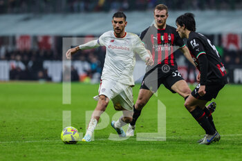 2023-01-08 - Lorenzo Pellegrini of AS Roma competes for the ball with Tommaso Pobega of AC Milan and Sandro Tonali of AC Milan during Serie A 2022/23 football match between AC Milan and AS Roma at San Siro Stadium, Milan, Italy on January 08, 2023 - AC MILAN VS AS ROMA - ITALIAN SERIE A - SOCCER