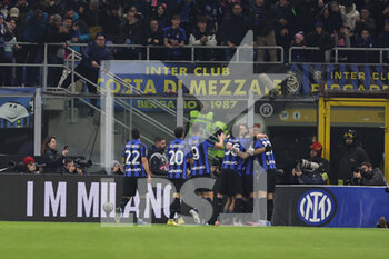 2023-01-14 - Lautaro Martinez of FC Internazionale celebrates with his teammates after scoring a goal during Serie A 2022/23 football match between FC Internazionale and Hellas Verona FC at Giuseppe Meazza Stadium, Milan, Italy on January 14, 2023 - INTER - FC INTERNAZIONALE VS HELLAS VERONA - ITALIAN SERIE A - SOCCER