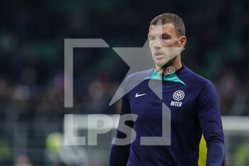 2023-01-14 - Edin Dzeko of FC Internazionale warms up during Serie A 2022/23 football match between FC Internazionale and Hellas Verona FC at Giuseppe Meazza Stadium, Milan, Italy on January 14, 2023 - INTER - FC INTERNAZIONALE VS HELLAS VERONA - ITALIAN SERIE A - SOCCER