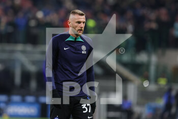 2023-01-14 - Milan Skriniar of FC Internazionale warms up during Serie A 2022/23 football match between FC Internazionale and Hellas Verona FC at Giuseppe Meazza Stadium, Milan, Italy on January 14, 2023 - INTER - FC INTERNAZIONALE VS HELLAS VERONA - ITALIAN SERIE A - SOCCER