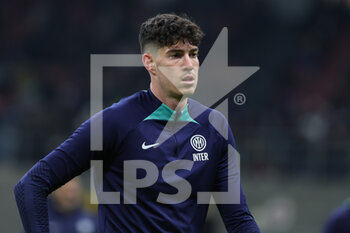 2023-01-14 - Alessandro Bastoni of FC Internazionale warms up during Serie A 2022/23 football match between FC Internazionale and Hellas Verona FC at Giuseppe Meazza Stadium, Milan, Italy on January 14, 2023 - INTER - FC INTERNAZIONALE VS HELLAS VERONA - ITALIAN SERIE A - SOCCER