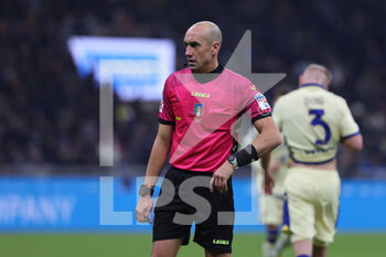 2023-01-14 - Referee Michael Fabbri in action during Serie A 2022/23 football match between FC Internazionale and Hellas Verona FC at Giuseppe Meazza Stadium, Milan, Italy on January 14, 2023 - INTER - FC INTERNAZIONALE VS HELLAS VERONA - ITALIAN SERIE A - SOCCER