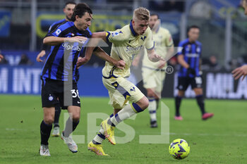 2023-01-14 - Josh Doig of Hellas Verona FC competes for the ball with Matteo Darmian of FC Internazionale during Serie A 2022/23 football match between FC Internazionale and Hellas Verona FC at Giuseppe Meazza Stadium, Milan, Italy on January 14, 2023 - INTER - FC INTERNAZIONALE VS HELLAS VERONA - ITALIAN SERIE A - SOCCER