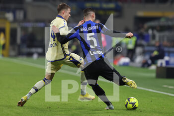 2023-01-14 - Roberto Gagliardini of FC Internazionale competes for the ball with Ivan Ilic of Hellas Verona FC during Serie A 2022/23 football match between FC Internazionale and Hellas Verona FC at Giuseppe Meazza Stadium, Milan, Italy on January 14, 2023 - INTER - FC INTERNAZIONALE VS HELLAS VERONA - ITALIAN SERIE A - SOCCER