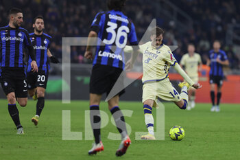 2023-01-14 - Ivan Ilic of Hellas Verona FC in action during Serie A 2022/23 football match between FC Internazionale and Hellas Verona FC at Giuseppe Meazza Stadium, Milan, Italy on January 14, 2023 - INTER - FC INTERNAZIONALE VS HELLAS VERONA - ITALIAN SERIE A - SOCCER