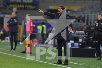 2023-01-14 - Simone Inzaghi Head Coach of FC Internazionale shouts to his players during Serie A 2022/23 football match between FC Internazionale and Hellas Verona FC at Giuseppe Meazza Stadium, Milan, Italy on January 14, 2023 - INTER - FC INTERNAZIONALE VS HELLAS VERONA - ITALIAN SERIE A - SOCCER