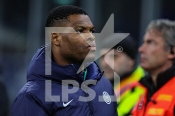 2023-01-14 - Denzel Dumfries of FC Internazionale looks on during Serie A 2022/23 football match between FC Internazionale and Hellas Verona FC at Giuseppe Meazza Stadium, Milan, Italy on January 14, 2023 - INTER - FC INTERNAZIONALE VS HELLAS VERONA - ITALIAN SERIE A - SOCCER