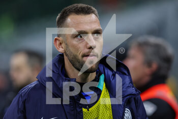 2023-01-14 - Stefan De Vrij of FC Internazionale looks on during Serie A 2022/23 football match between FC Internazionale and Hellas Verona FC at Giuseppe Meazza Stadium, Milan, Italy on January 14, 2023 - INTER - FC INTERNAZIONALE VS HELLAS VERONA - ITALIAN SERIE A - SOCCER