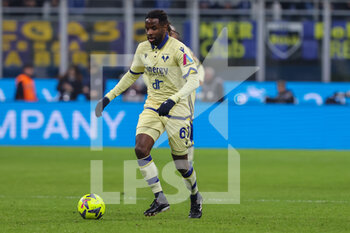 2023-01-14 - Andrien Tameze of Hellas Verona FC in action during Serie A 2022/23 football match between FC Internazionale and Hellas Verona FC at Giuseppe Meazza Stadium, Milan, Italy on January 14, 2023 - INTER - FC INTERNAZIONALE VS HELLAS VERONA - ITALIAN SERIE A - SOCCER