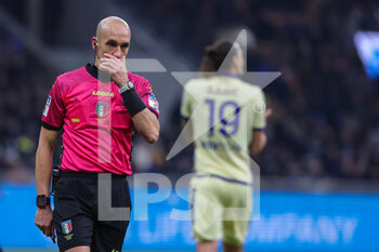 2023-01-14 - Referee Michael Fabbri in action during Serie A 2022/23 football match between FC Internazionale and Hellas Verona FC at Giuseppe Meazza Stadium, Milan, Italy on January 14, 2023 - INTER - FC INTERNAZIONALE VS HELLAS VERONA - ITALIAN SERIE A - SOCCER