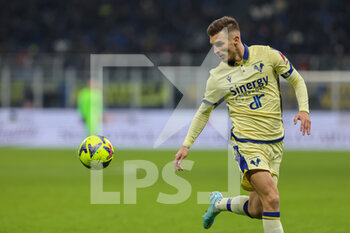 2023-01-14 - Darko Lazovic of Hellas Verona FC in action during Serie A 2022/23 football match between FC Internazionale and Hellas Verona FC at Giuseppe Meazza Stadium, Milan, Italy on January 14, 2023 - INTER - FC INTERNAZIONALE VS HELLAS VERONA - ITALIAN SERIE A - SOCCER