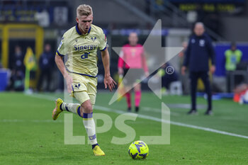 2023-01-14 - Josh Doig of Hellas Verona FC in action during Serie A 2022/23 football match between FC Internazionale and Hellas Verona FC at Giuseppe Meazza Stadium, Milan, Italy on January 14, 2023 - INTER - FC INTERNAZIONALE VS HELLAS VERONA - ITALIAN SERIE A - SOCCER