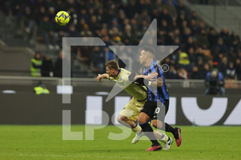 2023-01-14 - Lautaro Martinez of FC Internazionale competes for the ball with Pawel Dawidowicz of Hellas Verona FC during Serie A 2022/23 football match between FC Internazionale and Hellas Verona FC at Giuseppe Meazza Stadium, Milan, Italy on January 14, 2023 - INTER - FC INTERNAZIONALE VS HELLAS VERONA - ITALIAN SERIE A - SOCCER