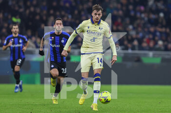 2023-01-14 - Ivan Ilic of Hellas Verona FC in action during Serie A 2022/23 football match between FC Internazionale and Hellas Verona FC at Giuseppe Meazza Stadium, Milan, Italy on January 14, 2023 - INTER - FC INTERNAZIONALE VS HELLAS VERONA - ITALIAN SERIE A - SOCCER