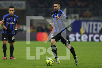 2023-01-14 - Roberto Gagliardini of FC Internazionale in action during Serie A 2022/23 football match between FC Internazionale and Hellas Verona FC at Giuseppe Meazza Stadium, Milan, Italy on January 14, 2023 - INTER - FC INTERNAZIONALE VS HELLAS VERONA - ITALIAN SERIE A - SOCCER