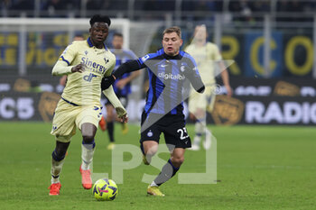 2023-01-14 - Nicolo Barella of FC Internazionale competes for the ball with Sulemana of Hellas Verona FC during Serie A 2022/23 football match between FC Internazionale and Hellas Verona FC at Giuseppe Meazza Stadium, Milan, Italy on January 14, 2023 - INTER - FC INTERNAZIONALE VS HELLAS VERONA - ITALIAN SERIE A - SOCCER