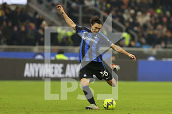 2023-01-14 - Matteo Darmian of FC Internazionale in action during Serie A 2022/23 football match between FC Internazionale and Hellas Verona FC at Giuseppe Meazza Stadium, Milan, Italy on January 14, 2023 - INTER - FC INTERNAZIONALE VS HELLAS VERONA - ITALIAN SERIE A - SOCCER