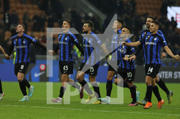 2023-01-14 - FC Internazionale players celebrate the victory at the end of the match during Serie A 2022/23 football match between FC Internazionale and Hellas Verona FC at Giuseppe Meazza Stadium, Milan, Italy on January 14, 2023 - INTER - FC INTERNAZIONALE VS HELLAS VERONA - ITALIAN SERIE A - SOCCER