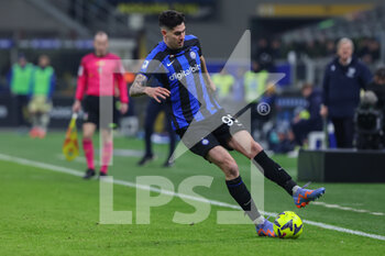 2023-01-14 - Alessandro Bastoni of FC Internazionale in action during Serie A 2022/23 football match between FC Internazionale and Hellas Verona FC at Giuseppe Meazza Stadium, Milan, Italy on January 14, 2023 - INTER - FC INTERNAZIONALE VS HELLAS VERONA - ITALIAN SERIE A - SOCCER