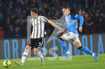 2023-01-13 - Manuel Locatelli of Juventus FC competes for the ball with Piotr Zielinski of SSC Napoli   during the Serie A match between SSC Napoli v Juventus FC  at  Stadio Diego Armando Maradona  - SSC NAPOLI VS JUVENTUS FC - ITALIAN SERIE A - SOCCER