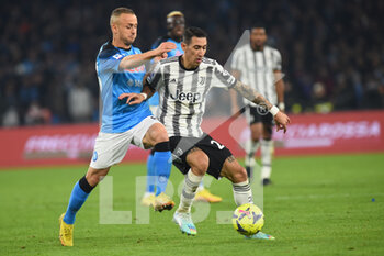 2023-01-13 - Angel Di Maria of Juventus FC competes for the ball with Stanislav Lobotka of SSC Napoli  during the Serie A match between SSC Napoli v Juventus FC  at  Stadio Diego Armando Maradona  - SSC NAPOLI VS JUVENTUS FC - ITALIAN SERIE A - SOCCER
