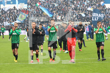2023-01-15 - Players of US Sassuolo Calcio show their dejection during the Serie A match between US Sassuolo Calcio and SS Lazio at Mapei Stadium - Città del Tricolore on January 15, 2023 in Reggio Emilia, Italy. - US SASSUOLO VS SS LAZIO - ITALIAN SERIE A - SOCCER