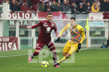 2023-01-15 - Antonio Sanabria (Torino FC) in action against Mehdi Bourabia (Spezia Calcio) - TORINO FC VS SPEZIA CALCIO - ITALIAN SERIE A - SOCCER