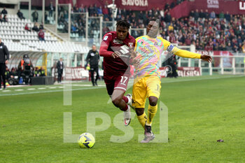 2023-01-15 - Wilfried Stephane Singo (Torino FC) vs Emmanuel Gyasi (AC Spezia) - TORINO FC VS SPEZIA CALCIO - ITALIAN SERIE A - SOCCER