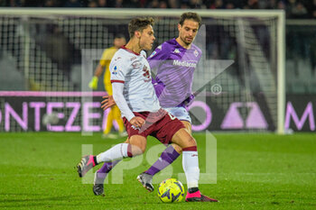 2023-01-21 - Torino's Samuele Ricci fights for the ball against Fiorentina's Giacomo Bonaventura - ACF FIORENTINA VS TORINO FC - ITALIAN SERIE A - SOCCER