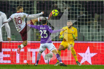 2023-01-21 - Torino's Nikola Vlasic in acrobatic tackle against Fiorentina's Lorenzo Venuti - ACF FIORENTINA VS TORINO FC - ITALIAN SERIE A - SOCCER