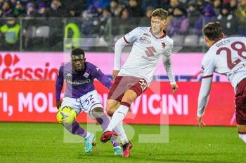 2023-01-21 - Torino's Aleksey Miranchuk hampered by Fiorentina's Alfred Duncan - ACF FIORENTINA VS TORINO FC - ITALIAN SERIE A - SOCCER