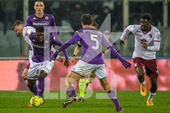 2023-01-21 - Fiorentina's Alfred Duncan hampered by Torino's Nikola Vlasic and Torino's Demba Seck - ACF FIORENTINA VS TORINO FC - ITALIAN SERIE A - SOCCER