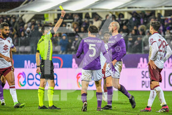2023-01-21 - Referee Mr. Federico Dionisi from L'Aquila shows yellow card to Fiorentina's Riccardo Saponara - ACF FIORENTINA VS TORINO FC - ITALIAN SERIE A - SOCCER