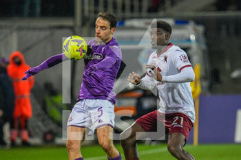 2023-01-21 - Fiorentina's Giacomo Bonaventura thwarted by Torino's Michel Adopo - ACF FIORENTINA VS TORINO FC - ITALIAN SERIE A - SOCCER