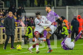 2023-01-21 - Torino's Singo Wilfried thwarted by Fiorentina's Nicolás González - ACF FIORENTINA VS TORINO FC - ITALIAN SERIE A - SOCCER