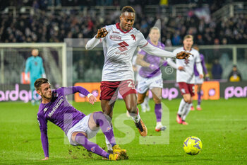 2023-01-21 - Torino's Demba Seck thwarted by Fiorentina's Aleksa Terzić - ACF FIORENTINA VS TORINO FC - ITALIAN SERIE A - SOCCER