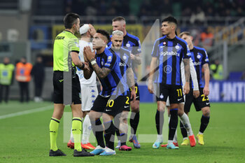 23/01/2023 - Lautaro Martinez of FC Internazionale protests with Referee Antonio Rapuano during Serie A 2022/23 football match between FC Internazionale and Empoli FC at Giuseppe Meazza Stadium, Milan, Italy on January 23, 2023 - INTER - FC INTERNAZIONALE VS EMPOLI FC - SERIE A - CALCIO