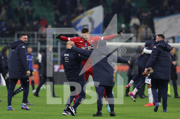 23/01/2023 - Guglielmo Vicario of Empoli FC celebrates the victory at the end of the match during Serie A 2022/23 football match between FC Internazionale and Empoli FC at Giuseppe Meazza Stadium, Milan, Italy on January 23, 2023 - INTER - FC INTERNAZIONALE VS EMPOLI FC - SERIE A - CALCIO