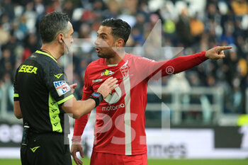 2023-01-29 - Armando Izzo (AC Monza) disputes with referee of the match Gianluca Aureliano - JUVENTUS FC VS AC MONZA - ITALIAN SERIE A - SOCCER