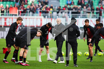 2023-01-29 - Stefano Pioli Head Coach of AC Milan talks to his players during Serie A 2022/23 football match between AC Milan and US Sassuolo at San Siro Stadium, Milan, Italy on January 29, 2023 - AC MILAN VS US SASSUOLO - ITALIAN SERIE A - SOCCER