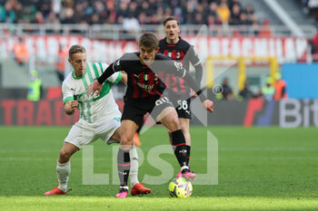 2023-01-29 - Charles De Ketelaere of AC Milan competes for the ball with Davide Frattesi of US Sassuolo during Serie A 2022/23 football match between AC Milan and US Sassuolo at San Siro Stadium, Milan, Italy on January 29, 2023 - AC MILAN VS US SASSUOLO - ITALIAN SERIE A - SOCCER