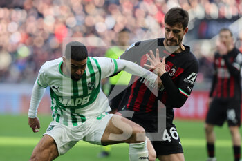 2023-01-29 - Gregoire Defrel of US Sassuolo competes for the ball with Matteo Gabbia of AC Milan during Serie A 2022/23 football match between AC Milan and US Sassuolo at San Siro Stadium, Milan, Italy on January 29, 2023 - AC MILAN VS US SASSUOLO - ITALIAN SERIE A - SOCCER