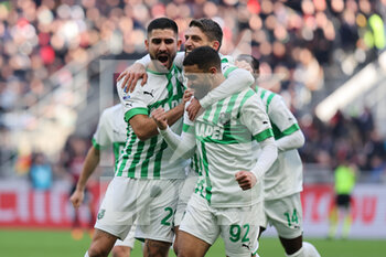 2023-01-29 - Gregoire Defrel of US Sassuolo celebrates with his teammates after scoring a goal during Serie A 2022/23 football match between AC Milan and US Sassuolo at San Siro Stadium, Milan, Italy on January 29, 2023 - AC MILAN VS US SASSUOLO - ITALIAN SERIE A - SOCCER